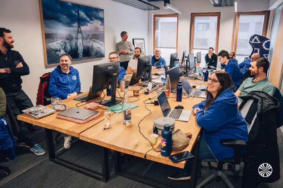 Le collectif réuni autour d'une grande table à l'agence, ordinateurs ouverts, lors d'un Zatsday